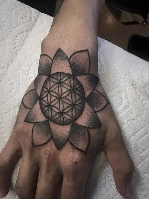 手背纹身 男生手背上黑色的梵花纹身图案