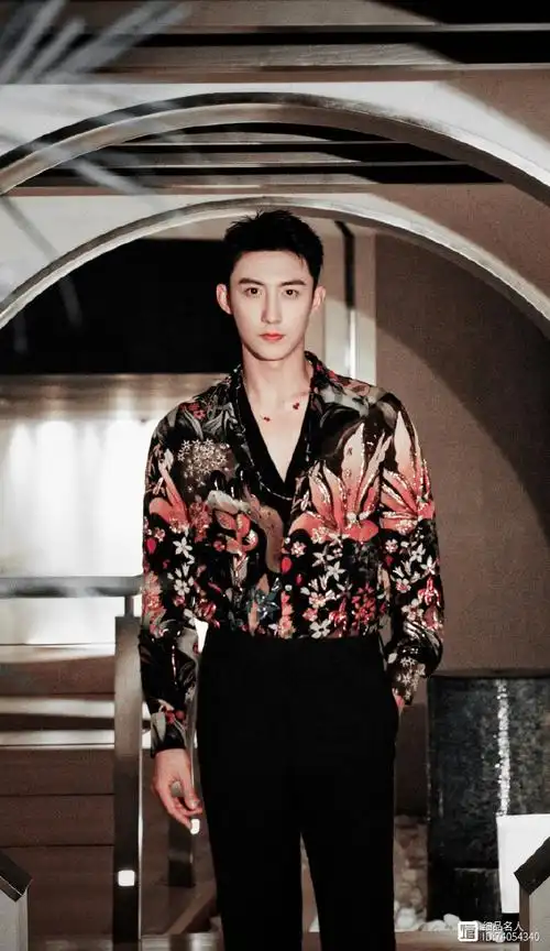 黄景瑜身高1.87米,外形俊朗帅气,在老乡的介绍下,他进入男模圈发展.