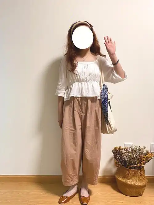 这条裤子叫软绵面包感灯笼裤,名字是不是就很软绵可爱,搭配性也是很强