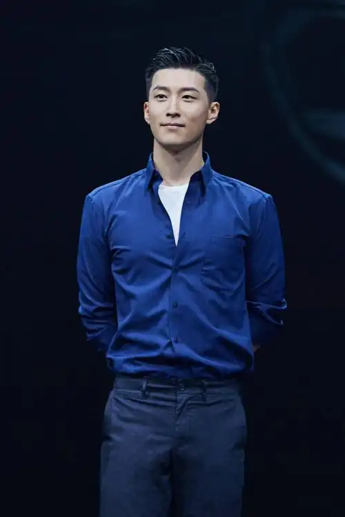 窦骁的身材真是太适合穿正装了棱角分明的脸蛋真挺英气的