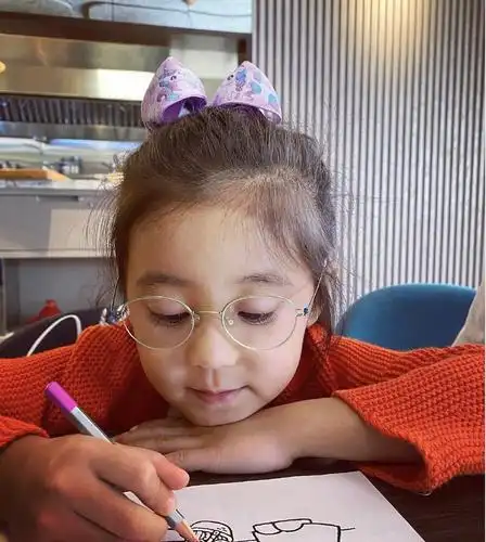 如今,5岁的咘咘已经佩戴上600度的眼睛,小女孩长长的睫毛,眼睛依然