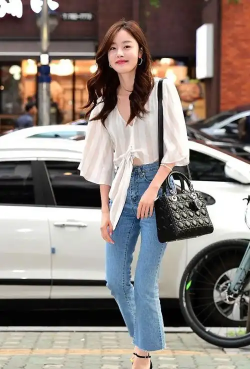 韩国女星现身商场穿雪纺喇叭袖条纹衬衣微喇牛仔裤吸睛