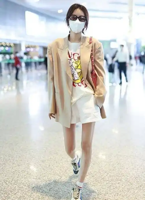 26岁孙怡也太瘦了吧?穿oversize西装走机场,又飒又美_短裤_外套_时尚