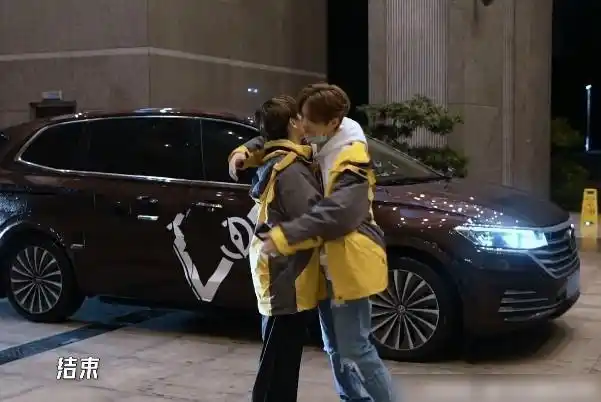 鹿晗主动送拥抱,下一秒关晓彤就发短信质问,内容暴露家庭地位