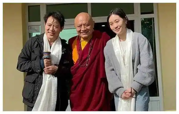 62岁的利智现状曝光,与李连杰及女儿合影,颜值逆风._jada_生活_母亲