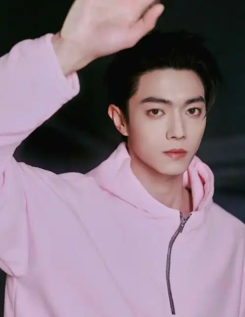 240124 许凯粉色卫衣靓丽亮相,粉丝齐声尖叫"好帅啊"|皮裤|模特|大