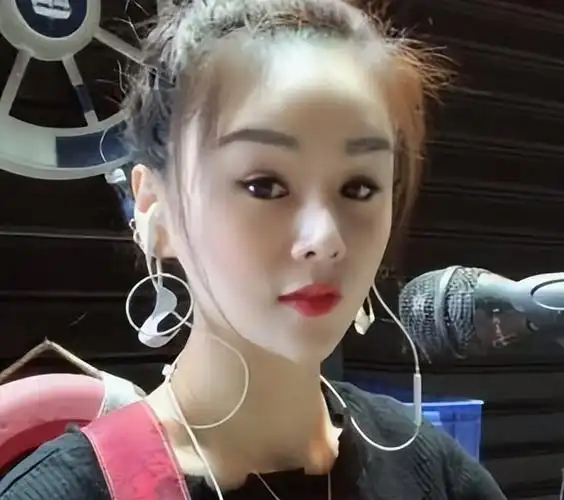 花姐档案简历(草根花姐:从大排档歌手到春晚演唱,如何凭一首狂浪火遍