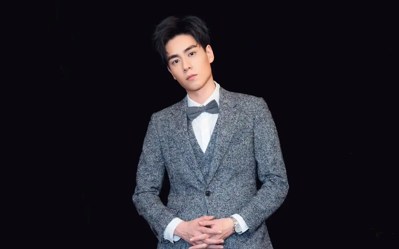 胡一天西装帅气写真图片桌面壁纸