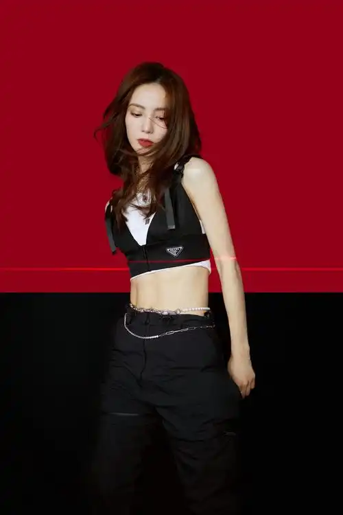 金晨露脐工装服性感写真图片