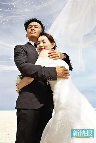 王宝强与爱妻婚纱照曝光两人海边依偎图