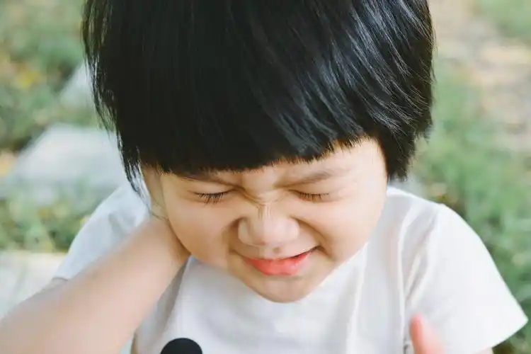 卖萌和搞怪是儿童特点,小孩子总有各种你意想不到的表情.