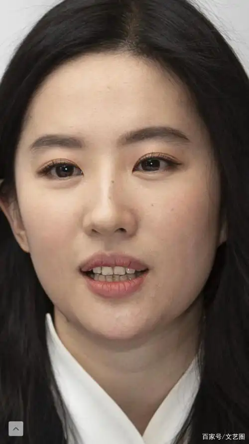 刘亦菲怼脸高清未修图曝光,颈纹明显牙齿有黑斑,皮肤状态真实