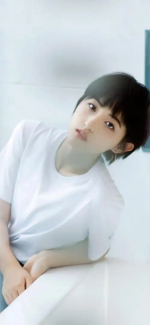 妹妹张子枫短发手机壁纸