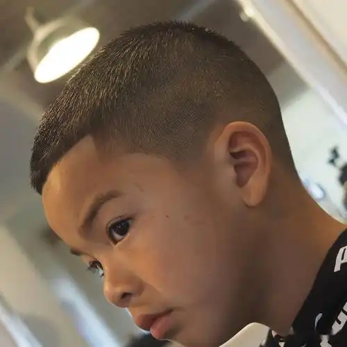 5厘米之内,一般会选择头顶比周边稍长一点,这样看上去更有立体的效果