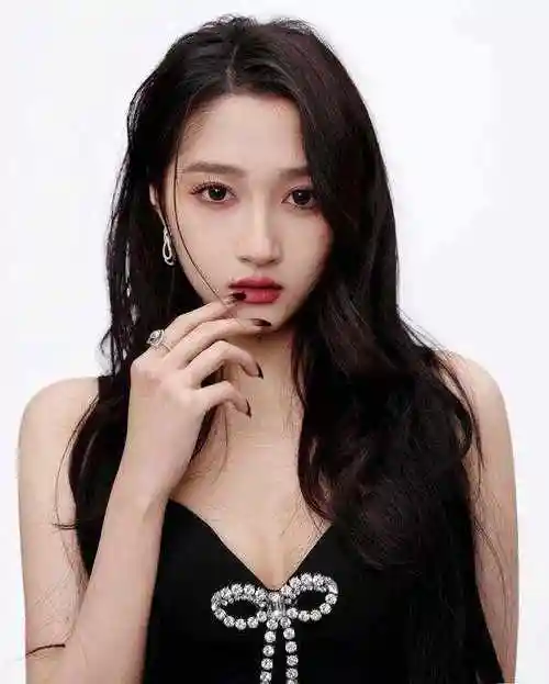 44岁倪虹洁穿透视胸衣,张嘉倪露肩大开叉,关晓彤超短睡裙秀大长腿.