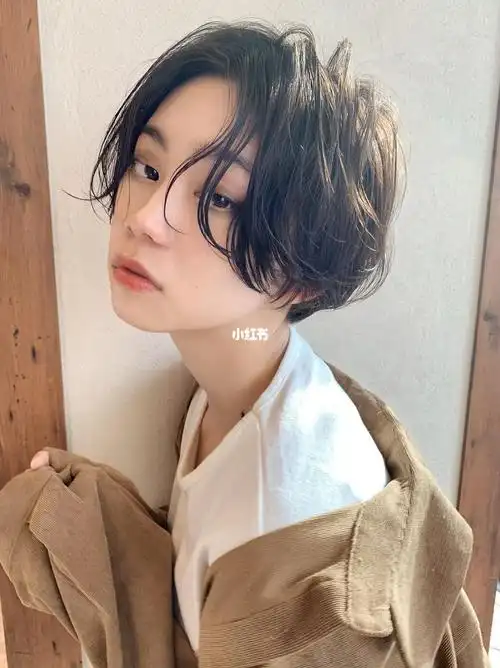 日式中性短发自然纹理的烫发显得慵懒凌乱自然,使得头型看起来更加