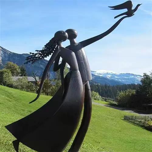 玻璃纤维现代抽象人物雕塑定制奏乐户外公园林景观创意仿铜人物摆