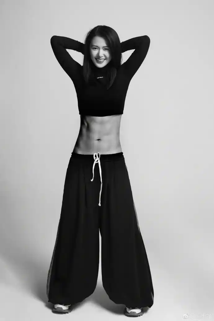 八块腹肌!谭维维穿紧身短上衣露纤腰秀身材