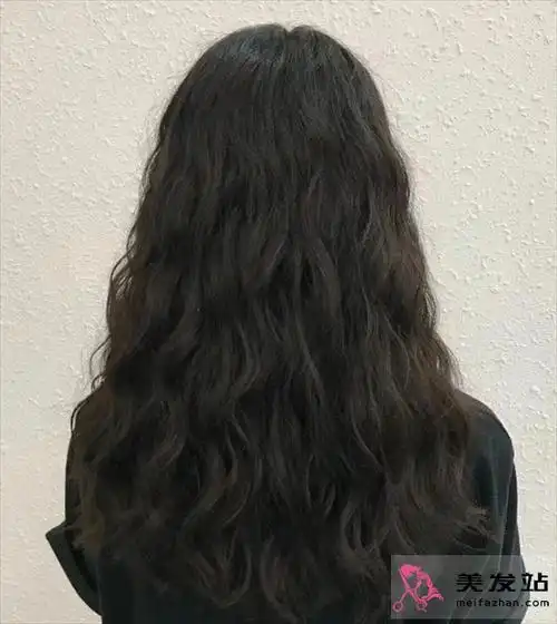 2024爆款法式木马卷 细软塌高颅顶发型_女生卷发 - 美发站