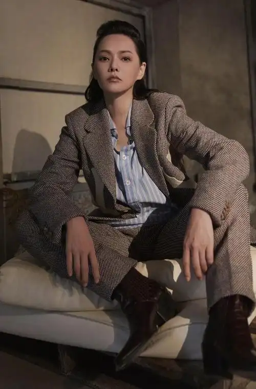 伊能静又扮嫩成功风衣配丝巾走机场高马尾减龄不止20岁