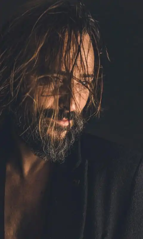 最新中年长发胡须帅哥图片高清手机壁纸