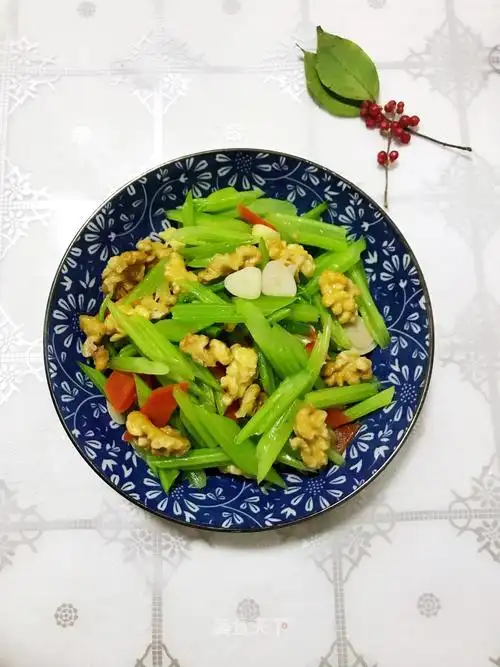 核桃仁炒芹菜的做法步骤_花式炒咸菜_美食天下