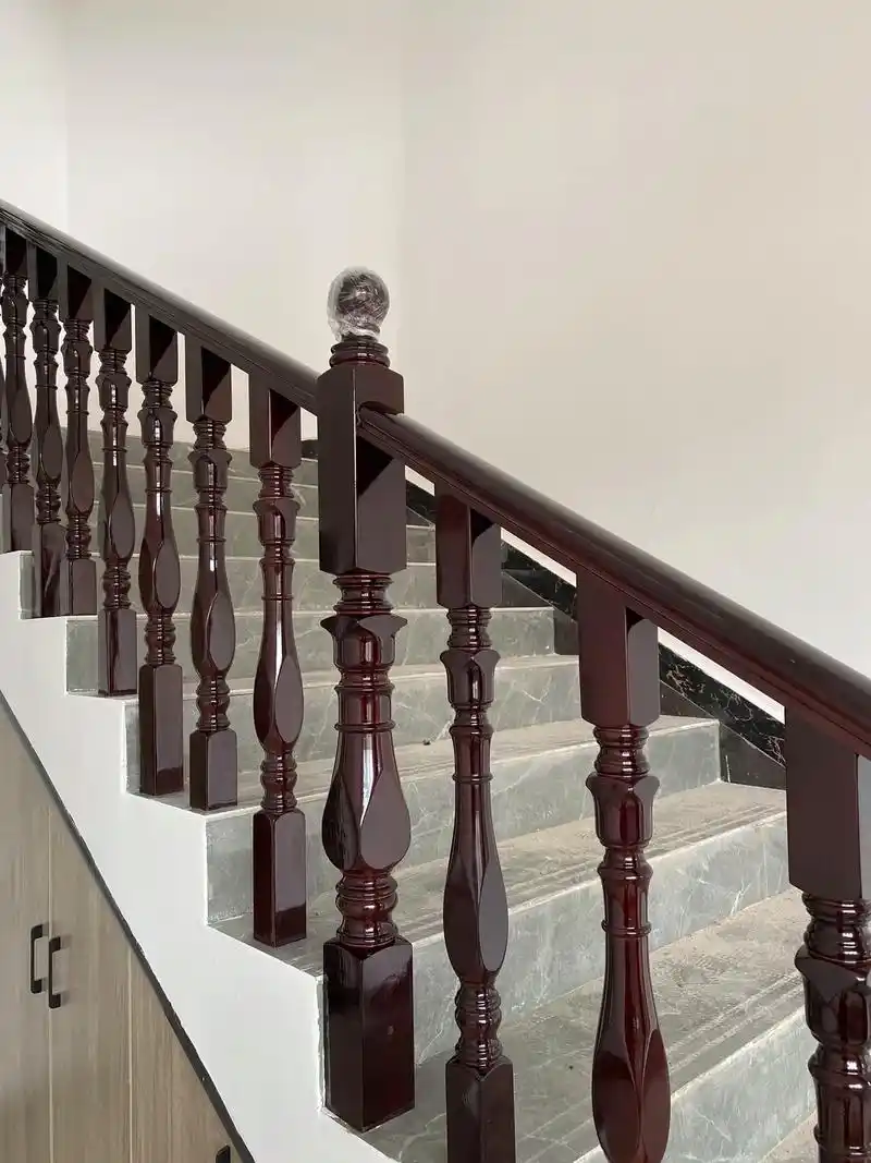 实木楼梯扶手.昨天才回贵州,今天马不停蹄的量了几家尺寸,感谢 - 抖音