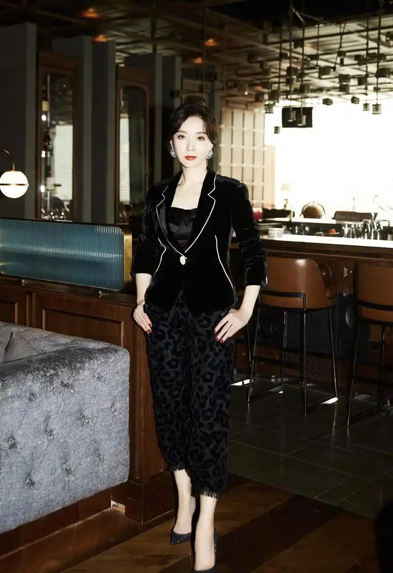 陈数不愧是气质女神一袭红色斜肩连衣裙端庄稳重高级洋气