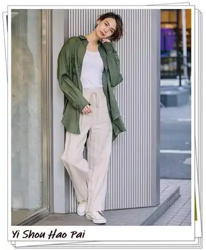 这是男士风格的穿搭,宽松的裤子和军绿色的oversize亚麻衬衫搭配.