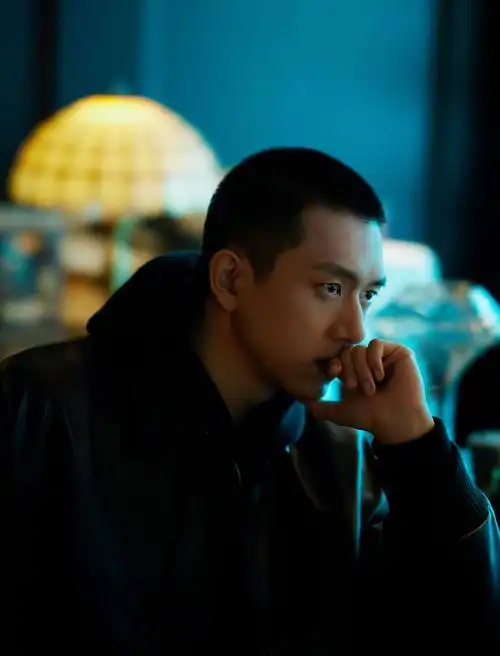 李现的寸头帅炸裂,舔屏"现男友"