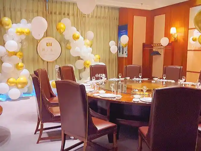 在赤峰这样12人的饭店包间生日派对布置
