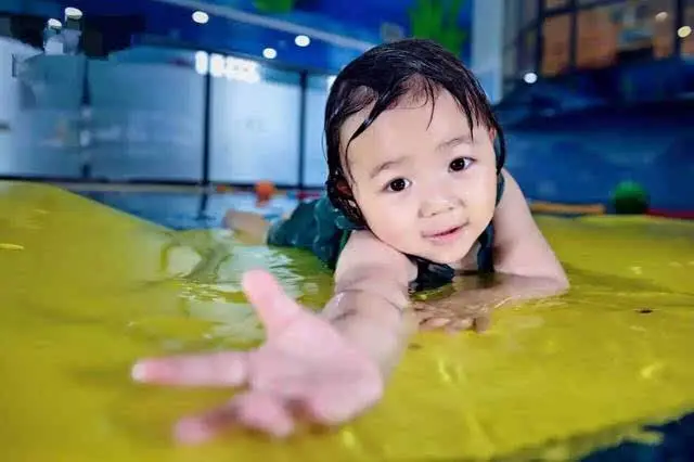 【清凉亲水故事会】baby!游泳吧!专为4岁以下的宝贝举办的泳池故事会!