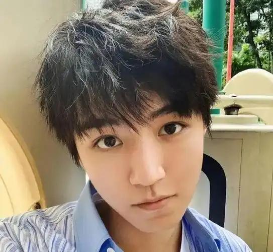 王俊凯父母奶茶店生意火爆女粉连夜排队百米比见公婆还积极