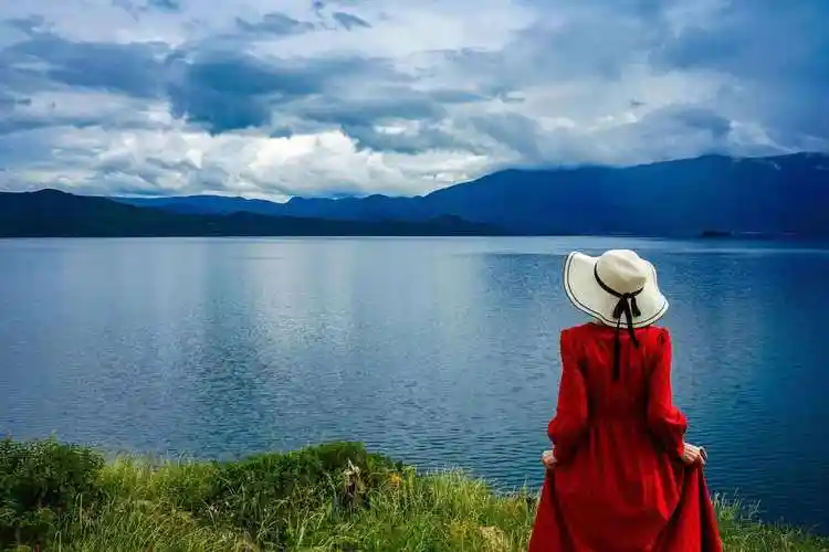 五十多岁的女性拍背影照太单调6个技巧背影照也能优雅美丽