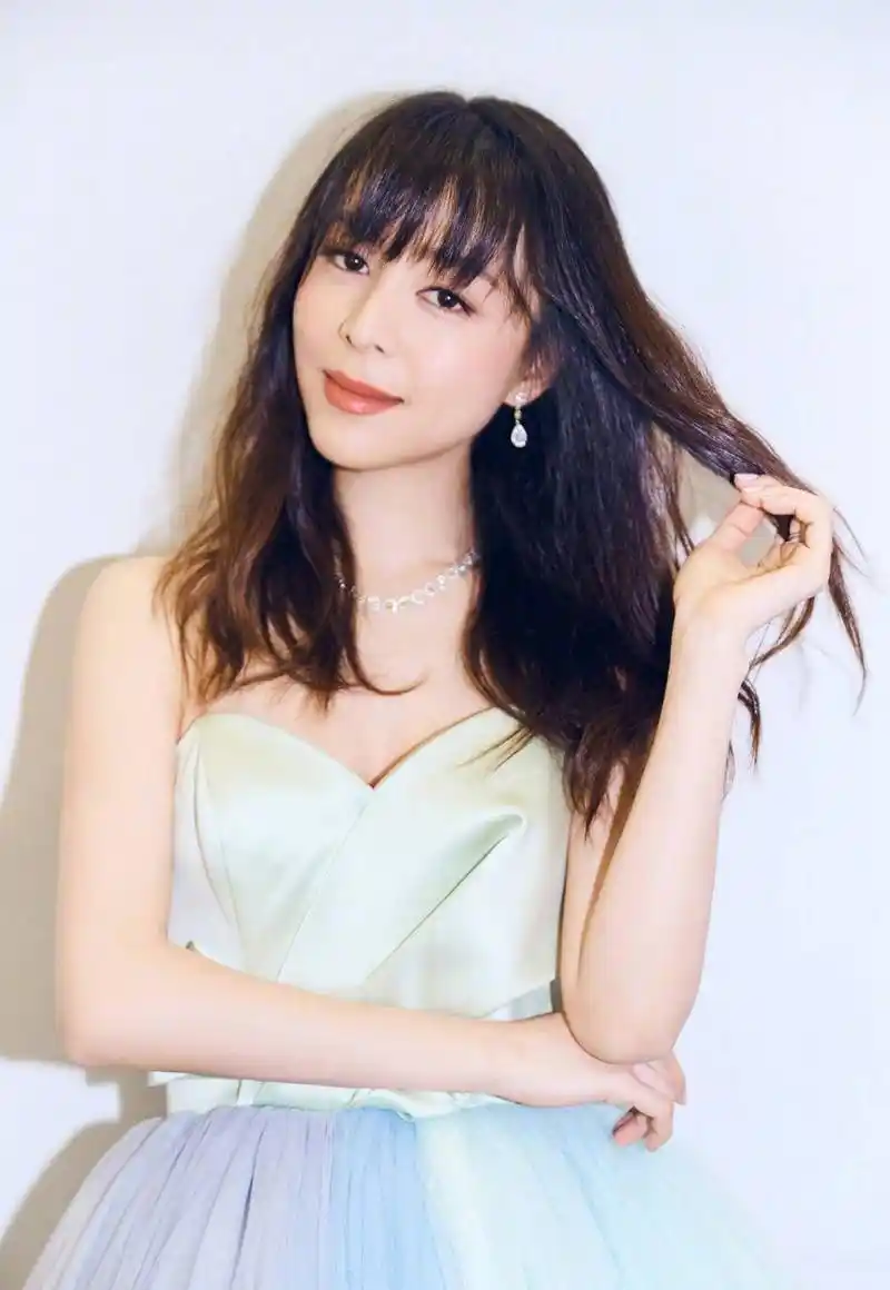 原创张静初最新近照曝光穿蓝色碎花裙素颜走机场41岁状态很真实