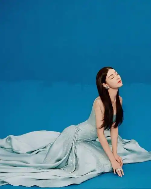 《迪丽热巴的蓝色美人鱼造型:优雅与魅力的完美展现》_颜色_连衣裙