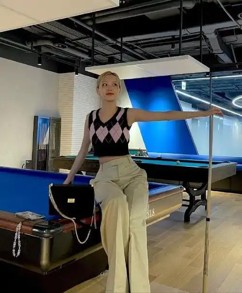 rose朴彩英去度假好开放穿树杈裙露出大长腿真不浪费好身材