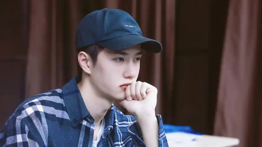 王一博发呆托腮可爱写真,图片,壁纸-桌酷