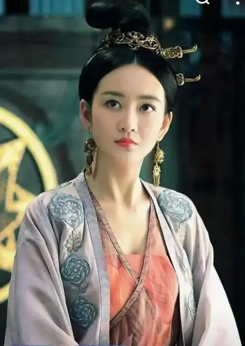 王鸥产后首次公开露面现身机场 短发新造型身材臃肿__