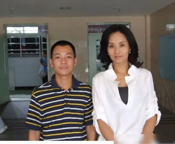 李颖秀牙签腿腿长惊人不输超模成阔太却直播带货