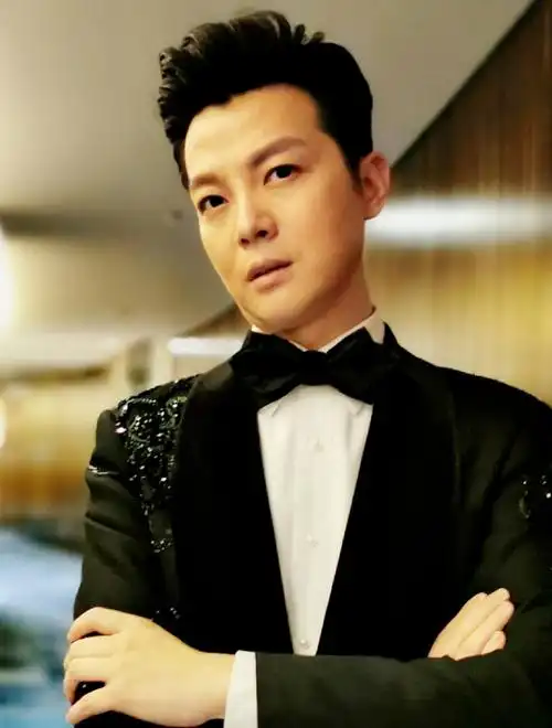 回顾主持人任鲁豫:被富家千金倒追,妻子高龄生二胎,成人生赢家