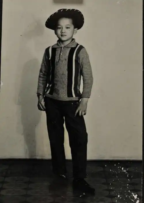 众星晒童年照:成龙眼睛眯成缝,杨紫的头好大,看看谁最有星相?