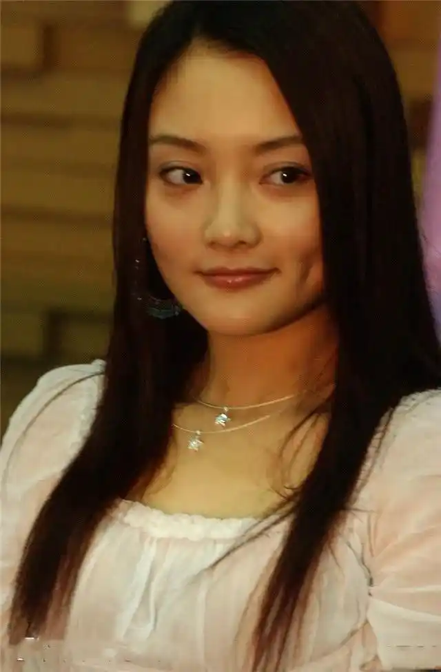 李小璐17岁旧照被扒,没有滤镜没有浓妆,这颜值我跪了!