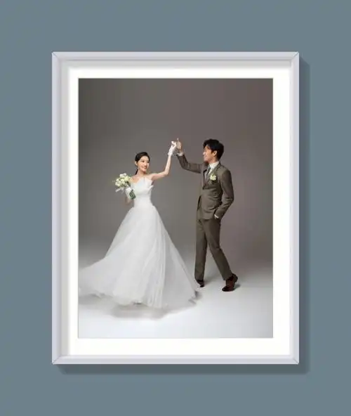 简单的灰背景搭配出浪漫又经典的婚纱照