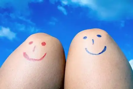 两个快乐的膝盖,在阳光灿烂的夏天的一天照片