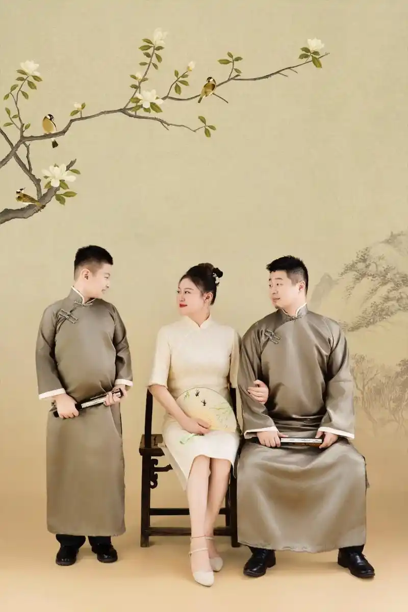 一家三口 十周岁全家福#国风古韵 #旗袍 - 抖音