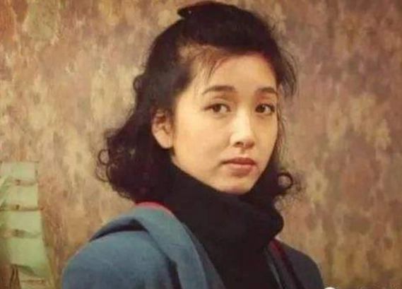 都说江珊年轻时比赵丽颖还美开始不信照片一出当场打脸