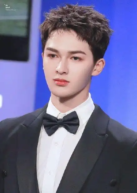 朱正廷走红毯眼神犀利,寸头炸毛自带男人味,真好看,朱正廷真的是太