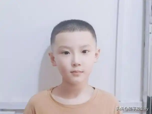 圆脸适合什么发型男,圆脸男生适合什么发型(今夏最火小男孩发型)