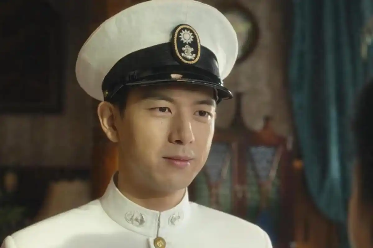 星辰璀璨时分》:女配角表现卓越 星辰璀璨时分》中,李现身着白色军装